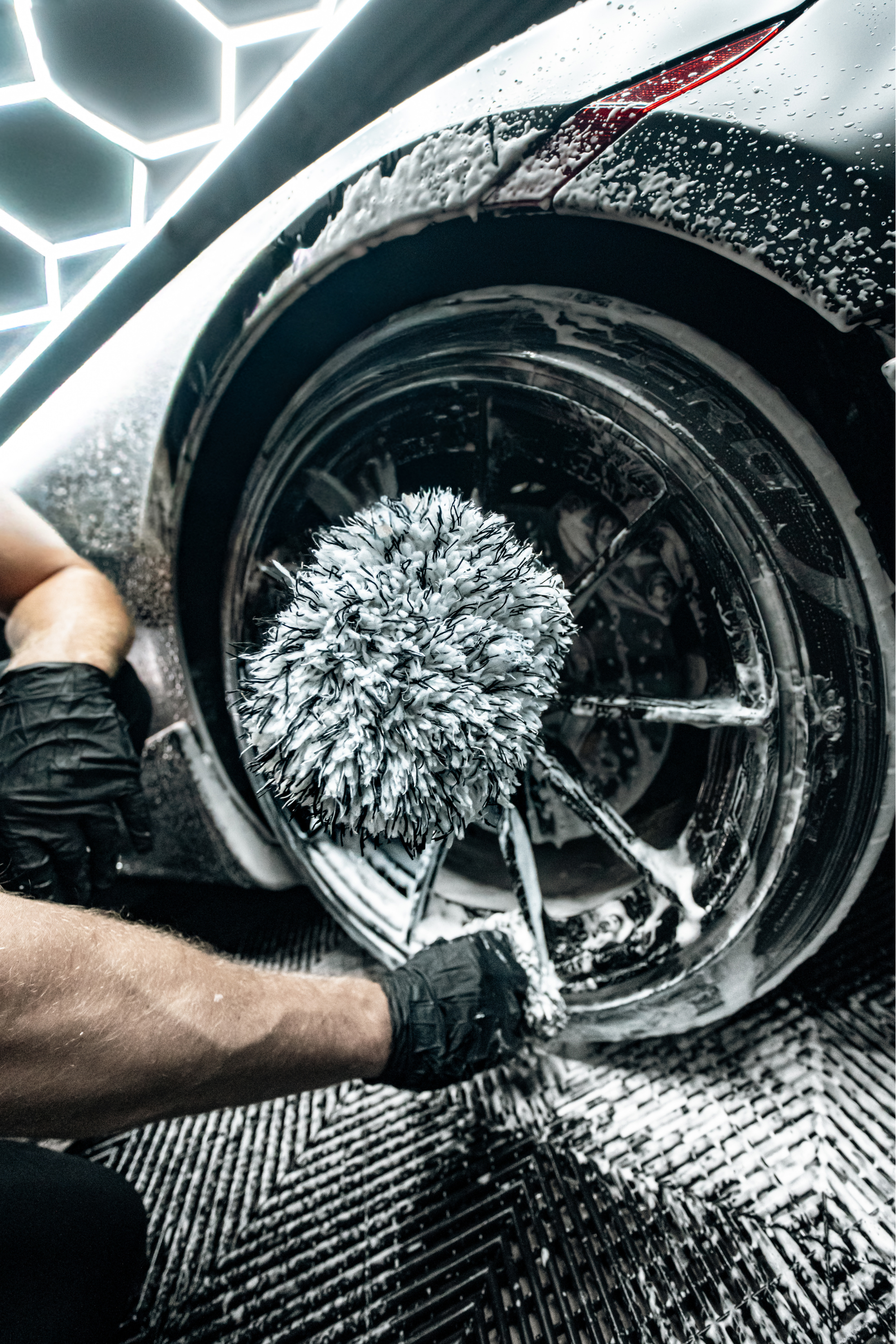 Blackline Car Care BLACKLINE® MICROFIBER WHEEL MITT — alternate view 2