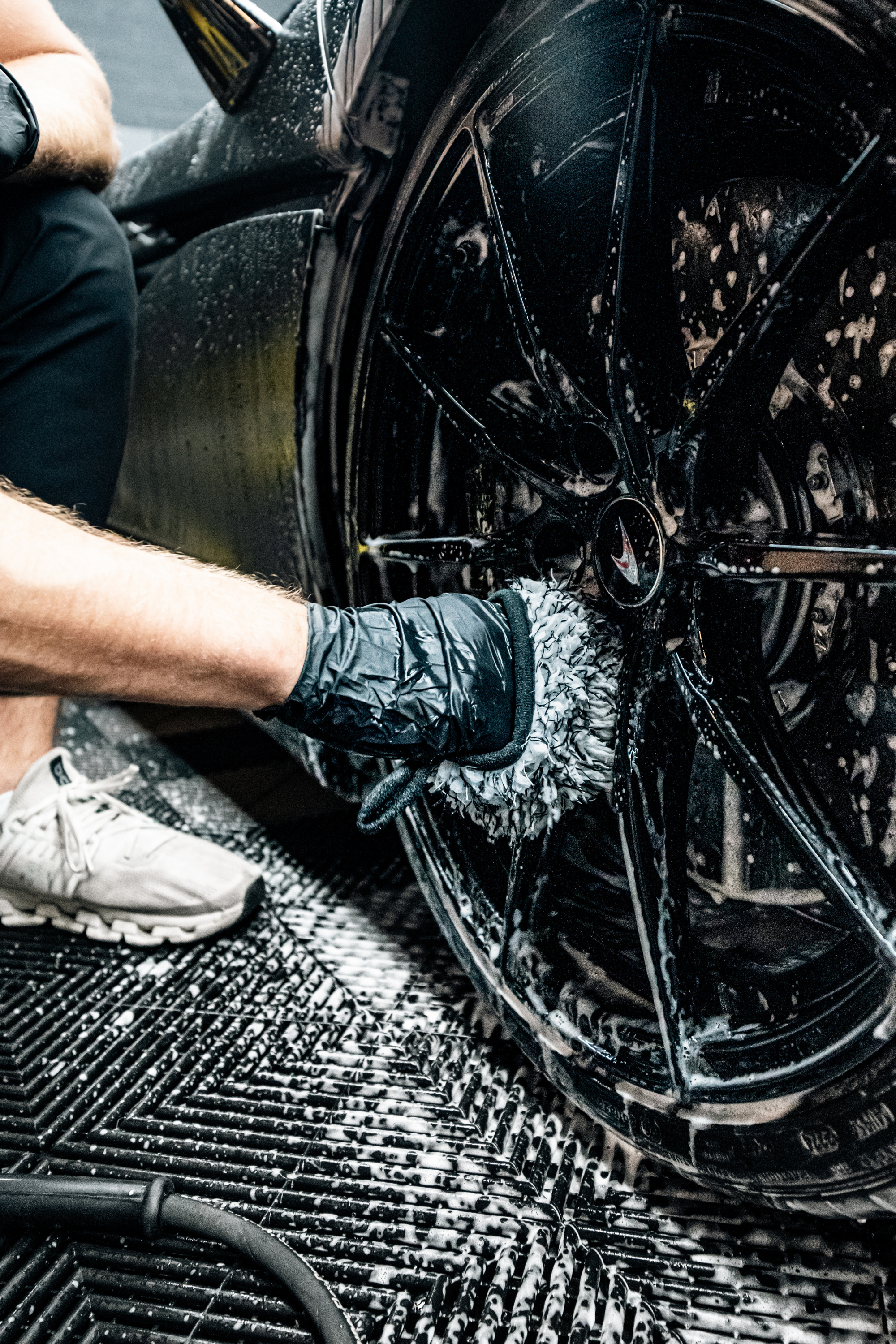 Blackline Car Care BLACKLINE® MICROFIBER WHEEL MITT — alternate view 3